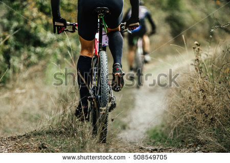 Många tränar på mountainbike nu för tiden.